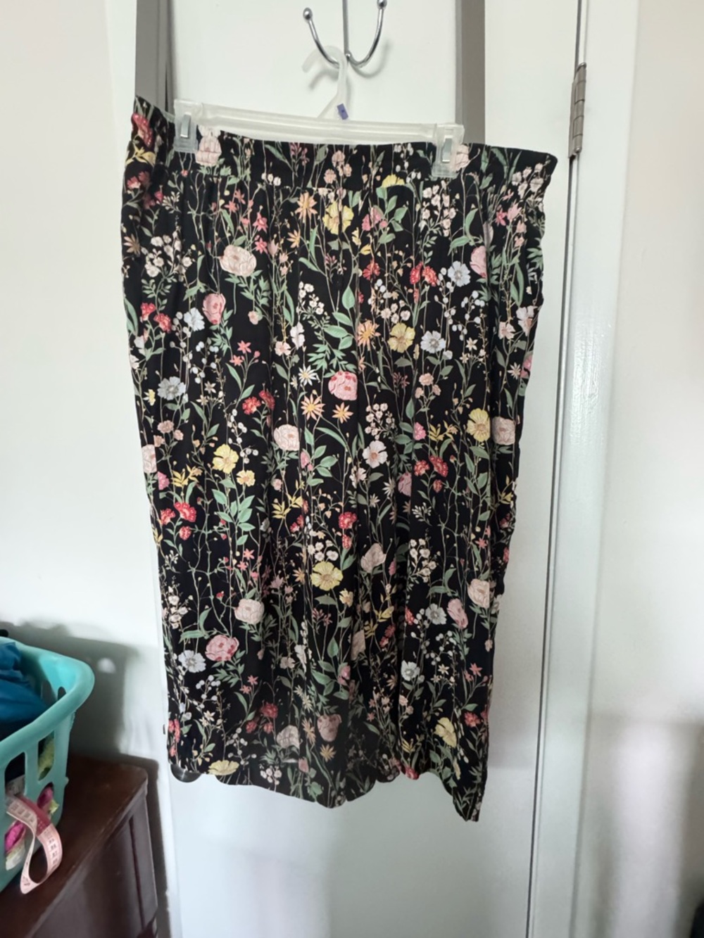 LOFT petit Black and floral  pull on cropped pants 18